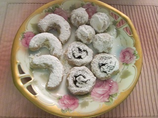 A plate full of cookies